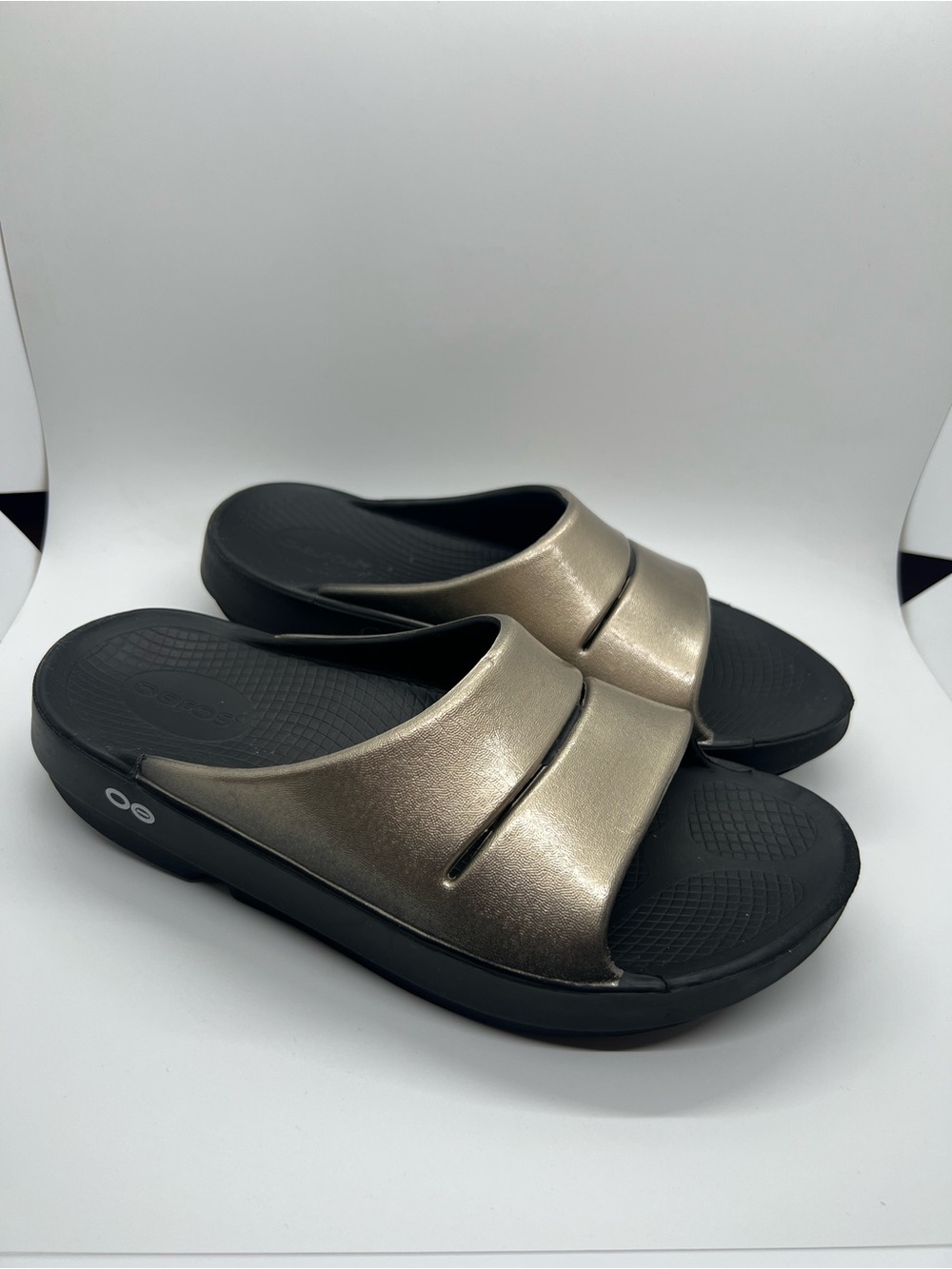 OOFOS OOahh Metallic Bronze Gold Luxe Comfort Slide Sandals Size 8